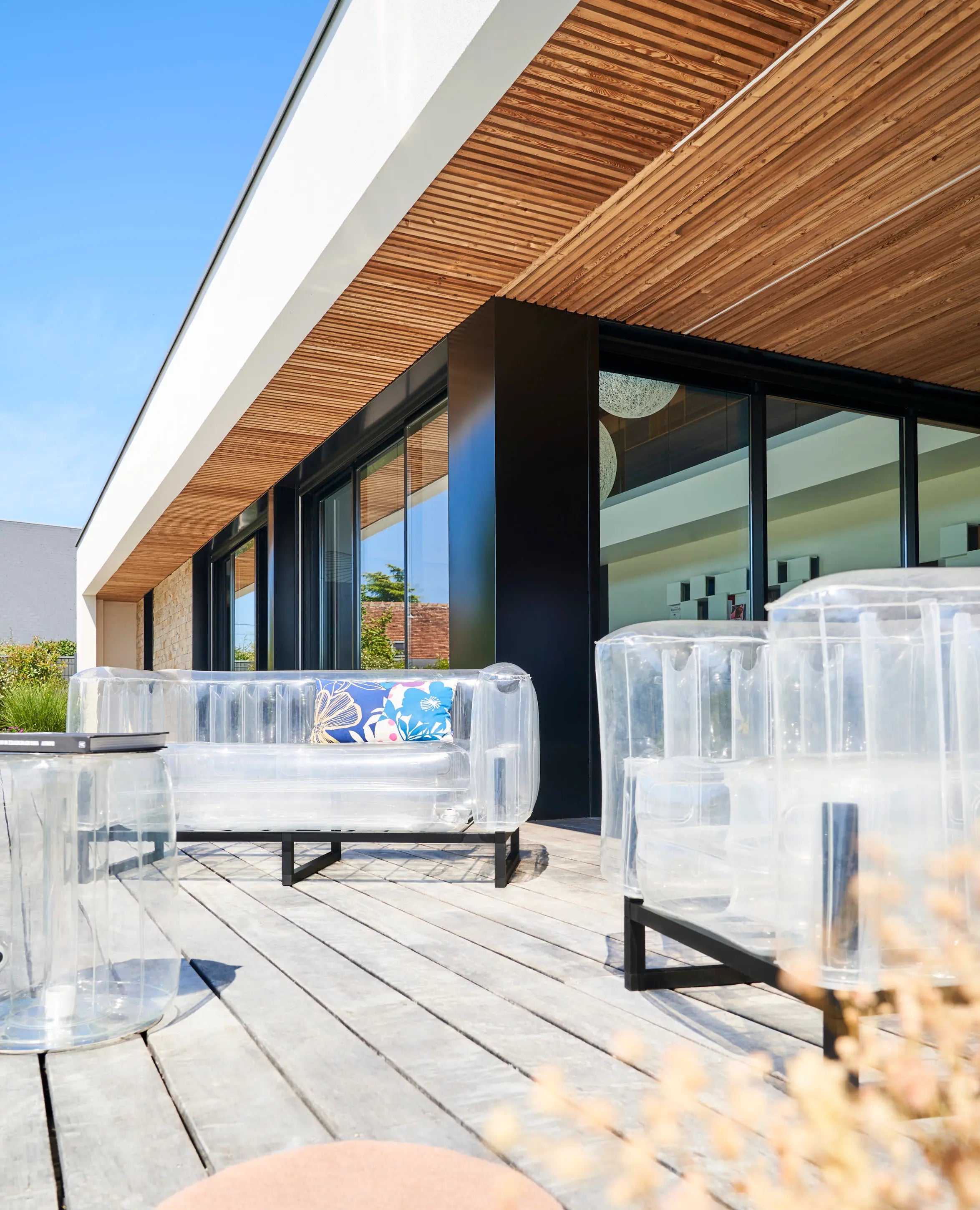 Design armchair in aluminum and transparent TPU