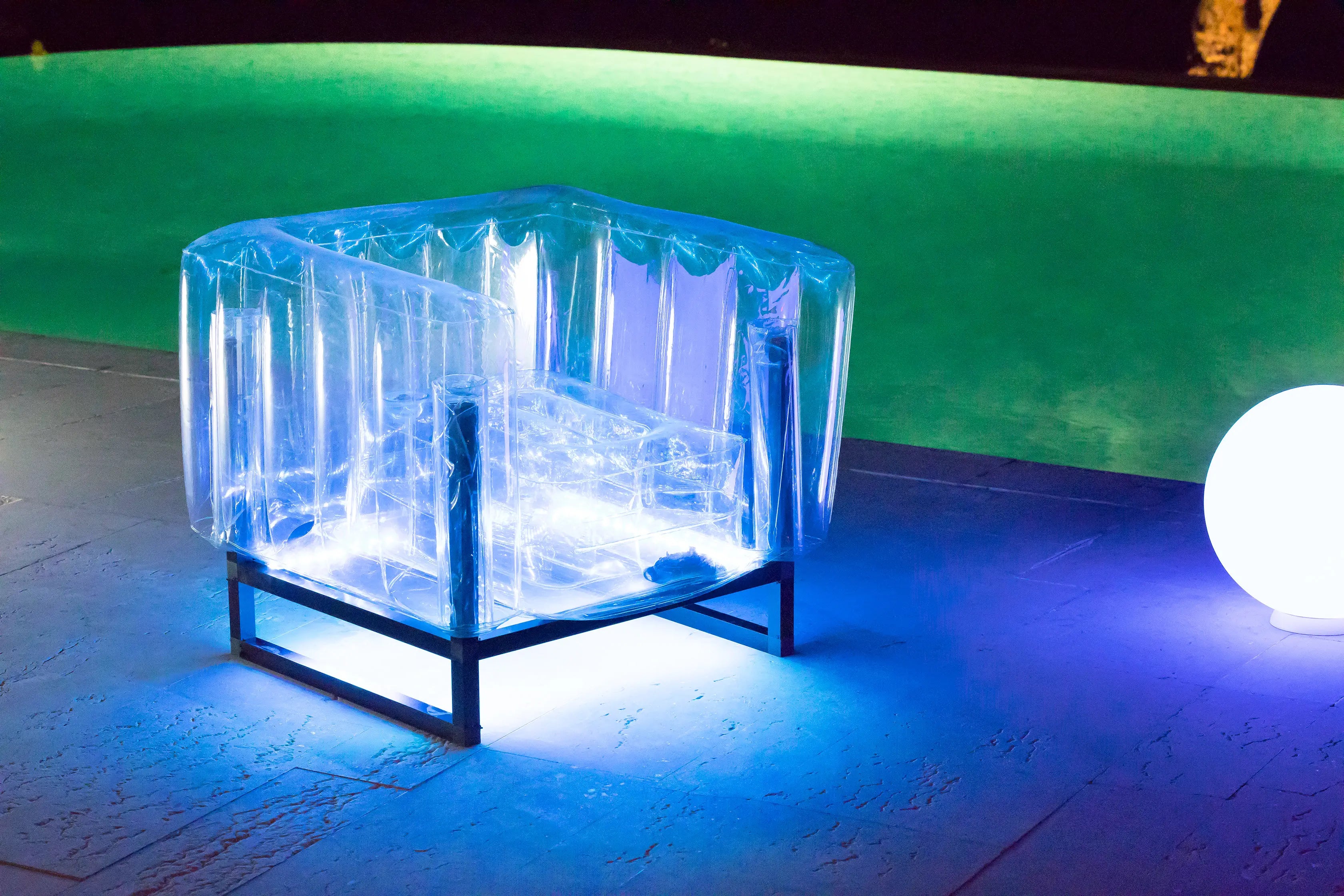 Design armchair in aluminum and transparent TPU